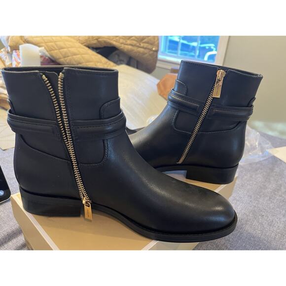 MICHAEL KORS “MINDY” FLAT LOGO BOOTIE BOMBE LEATHER BLACK SIZE 8.5 MSRP$398 - Picture 8 of 9